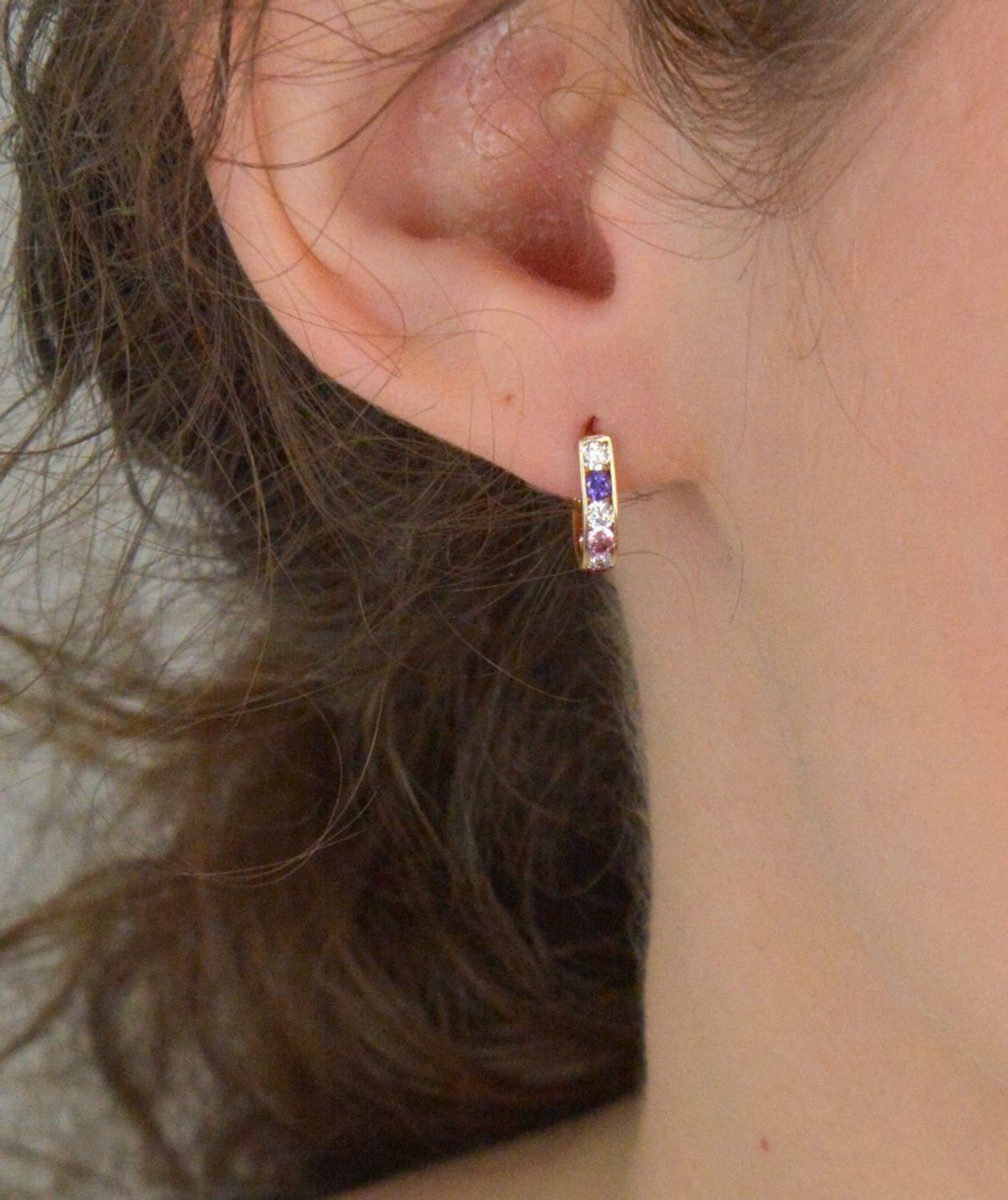 Złote kolczyki dla dziewczynki 375 kolorowa cyrkonia- KL 2R 375. Śliczne, złote kolczyki dla dziewczynki wykonane z próby 375.  Minimalistyczne kolczyki z drobnymi kolorowymi cyrkoniami 1.jpg